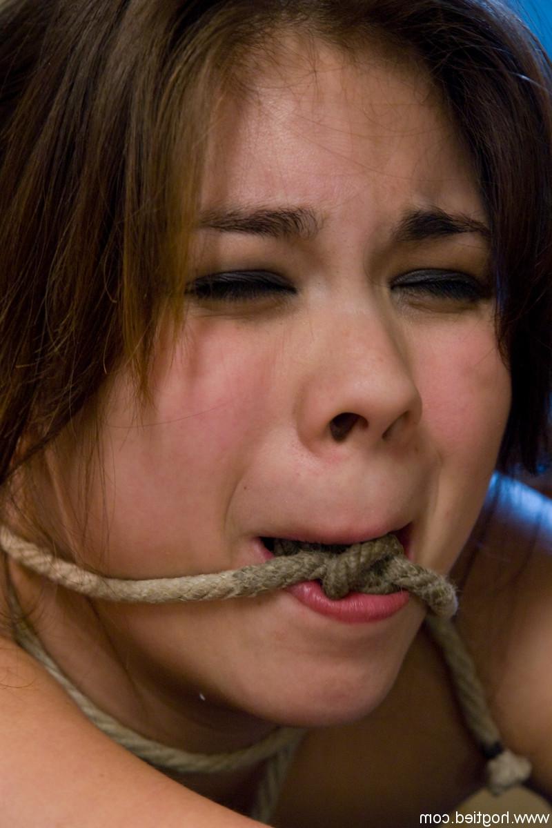 20P La linda joven asiática Mai Ly geetsa se engancha con su firme trasero en bondage con cuerdas