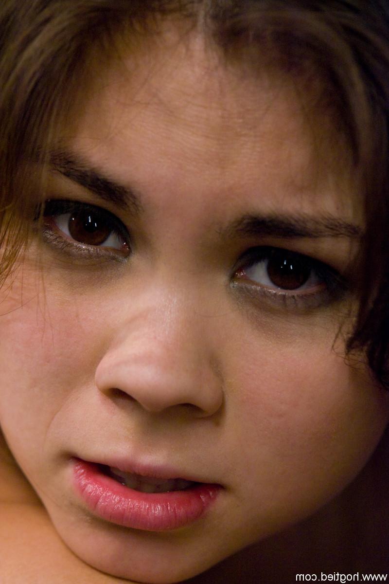 20P La linda joven asiática Mai Ly geetsa se engancha con su firme trasero en bondage con cuerdas