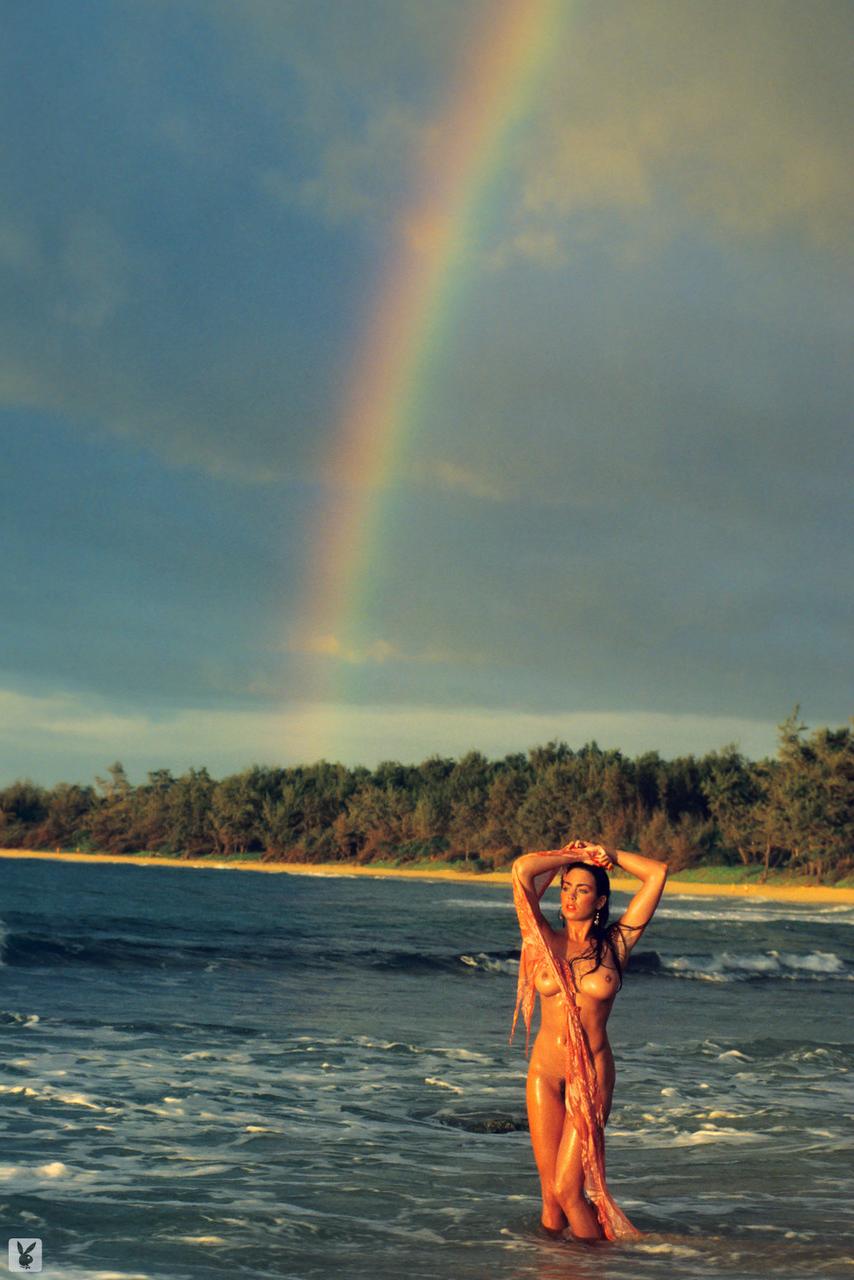 16P Garotas da Playboy com peitos naturais estão aqui para se exibir na frente da câmera