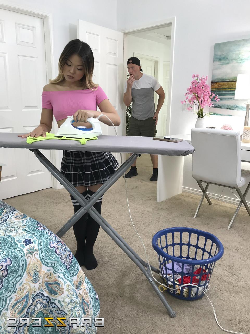 18P A pequena adolescente asiática Lulu Chu tem sua doce buceta comida e lisa