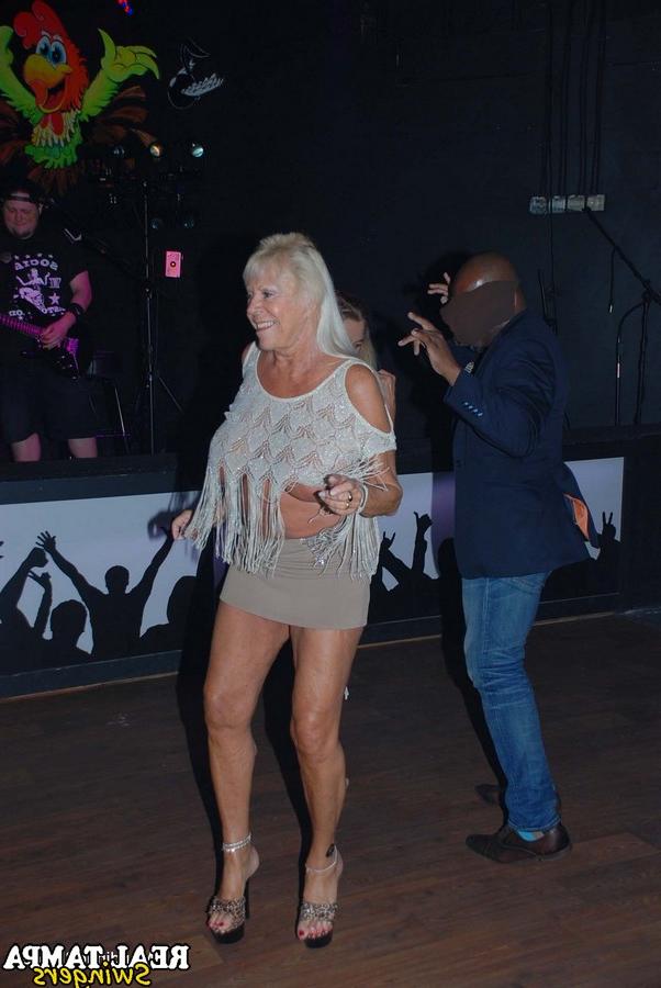 20P L'échangiste amateur Tracy Lick et ses filles jouent avec des mecs excités dans une boîte de nuit.