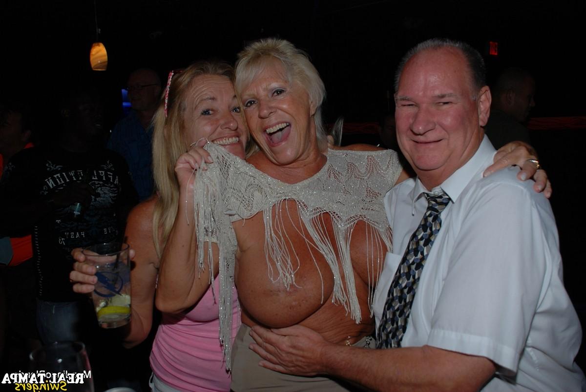 20P L'échangiste amateur Tracy Lick et ses filles jouent avec des mecs excités dans une boîte de nuit.