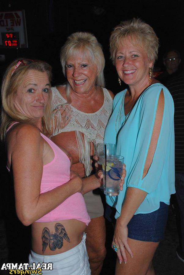20P L'échangiste amateur Tracy Lick et ses filles jouent avec des mecs excités dans une boîte de nuit.