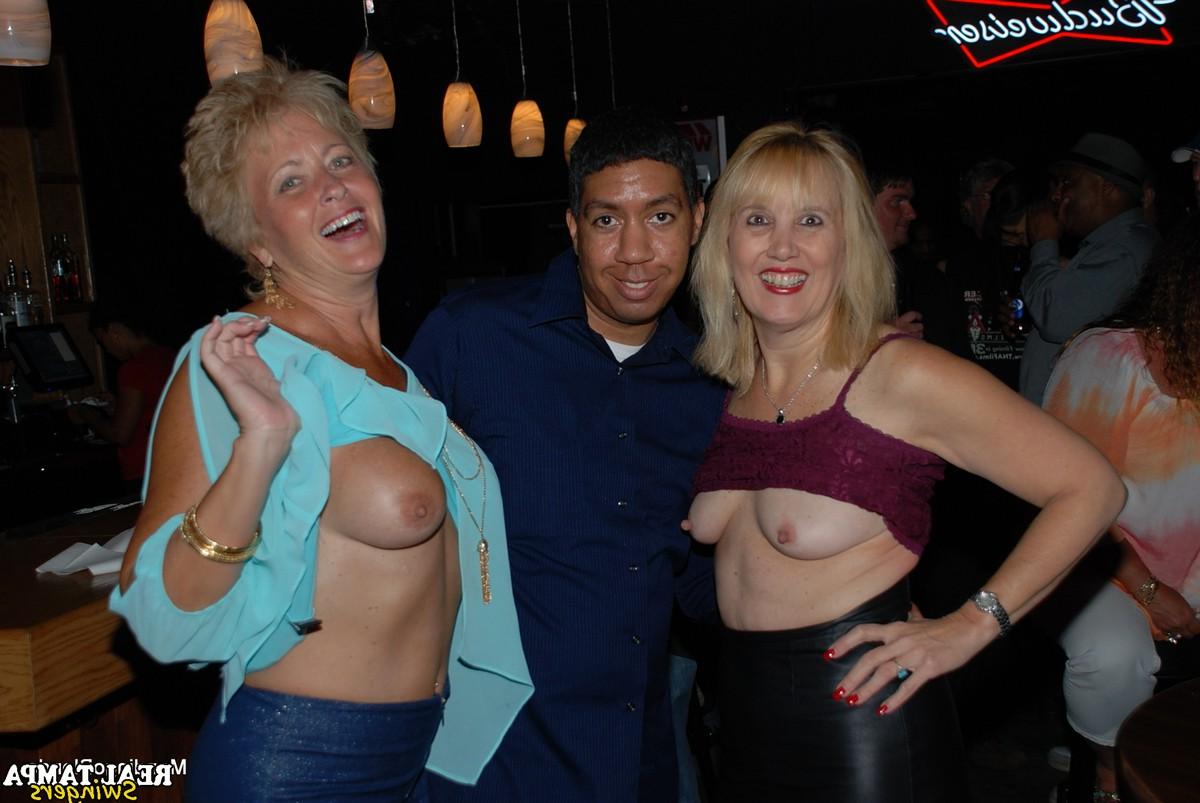 20P L'échangiste amateur Tracy Lick et ses filles jouent avec des mecs excités dans une boîte de nuit.
