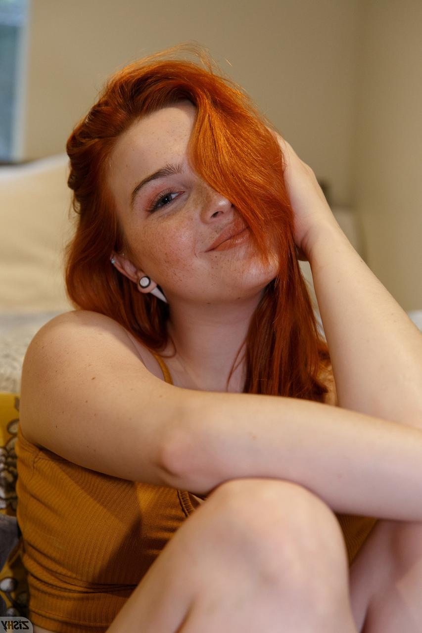 13P La guapa pelirroja amateur rae frederickson expone su cuerpo y su culo de burbuja