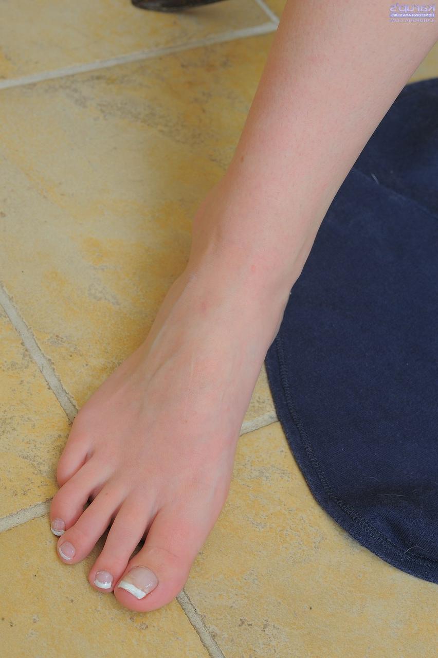 20P La blonde aux seins naturels Kristi Kay affiche son manchon rose avant de se doigter.