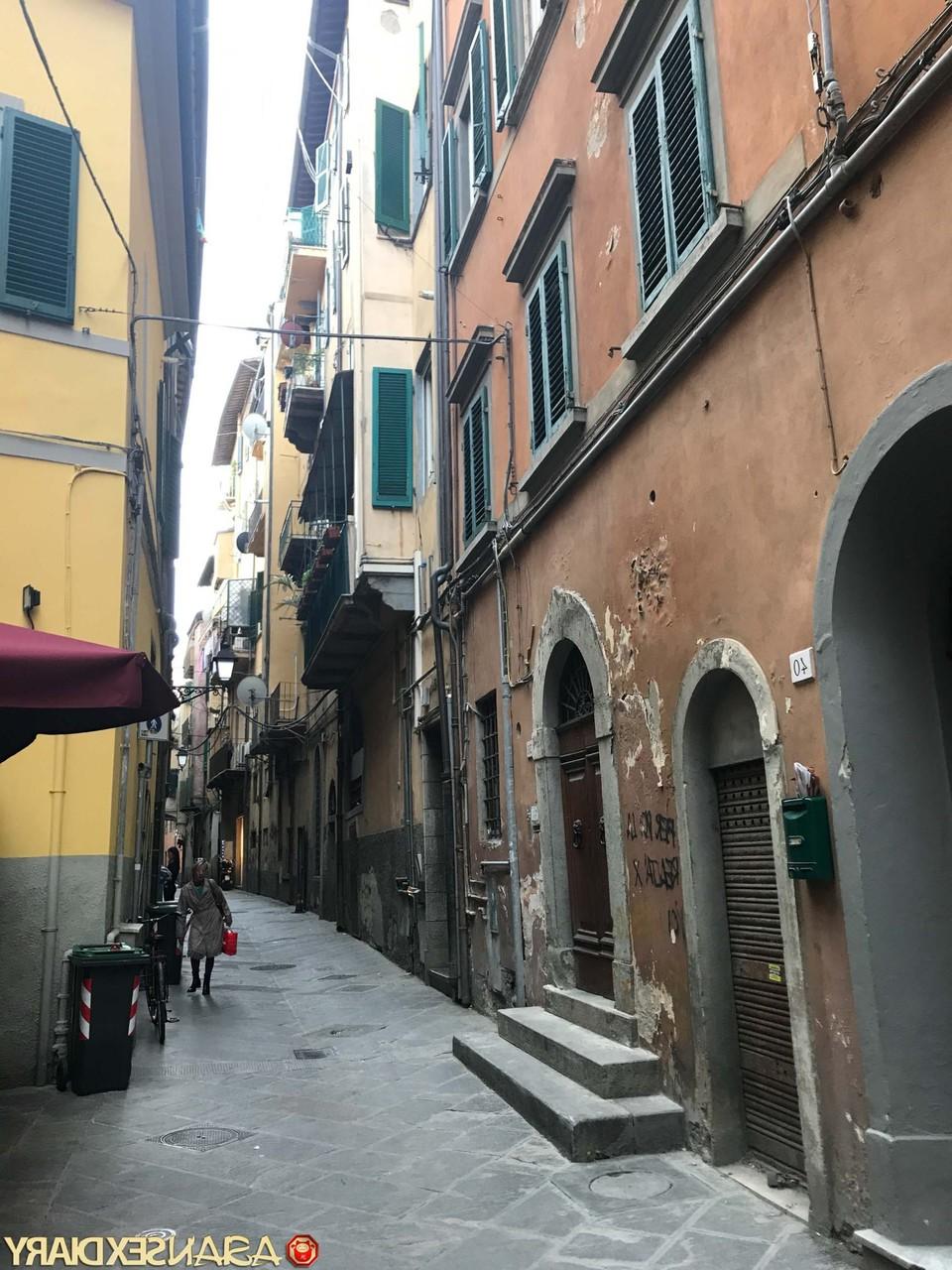 20P アジア人熟女スーシはイタリアで休暇中にホテルの部屋で巨根を楽しむ