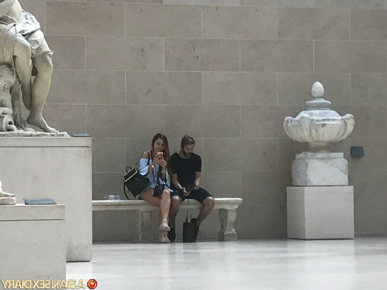 20P La aturdidora estadounidense Stephanie se desnuda hasta quedar en lencería y se folla una enorme polla en POV