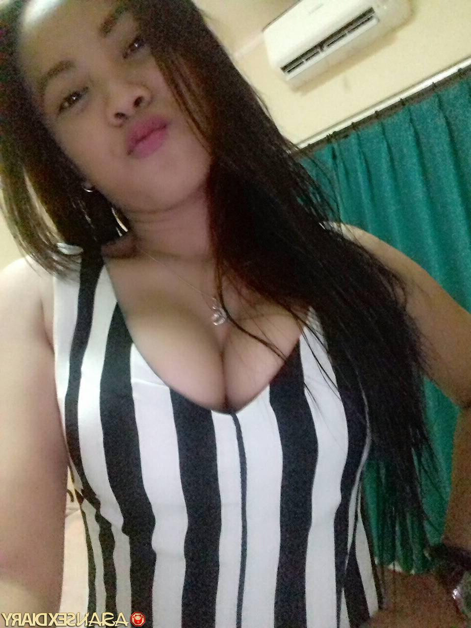 20P A alta asiática Nini tira a roupa, revela seus peitos grandes e gosta de sexo POV