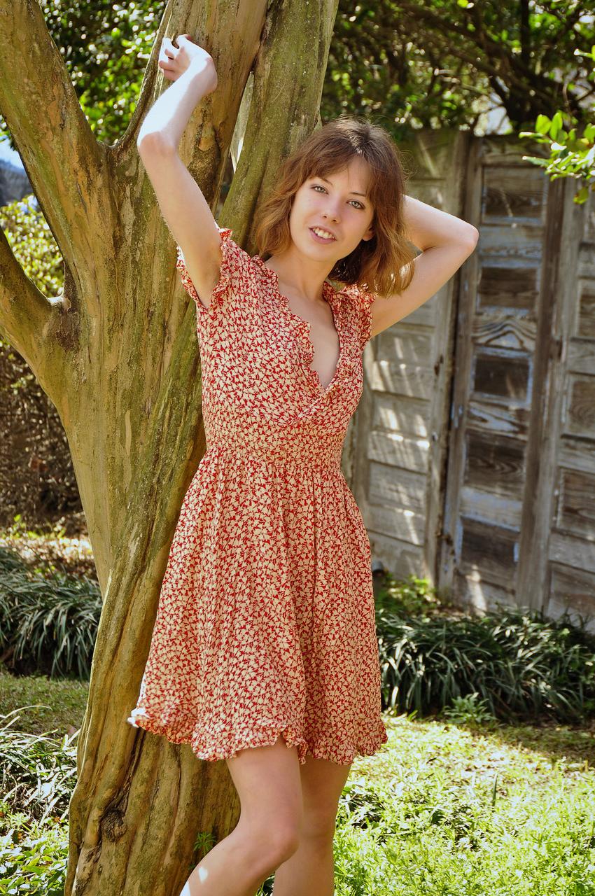 20P La joven traviesa emily windsor muestra su delgado cuerpo desnudo al aire libre