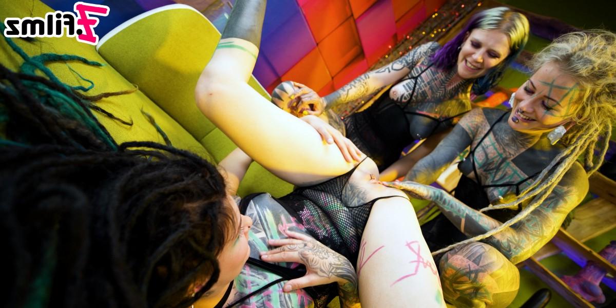 15P Die alternativen Lifestyle-Girls Anuskatzz & Serpienta & Illuz haben einen lesbischen Dreier