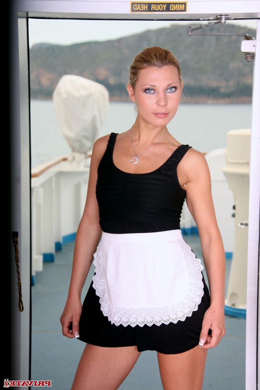 20P Das sexy tschechische Dienstmädchen Kristi Lust wird bei einem Dreier auf einer Yacht doppelt entbeint