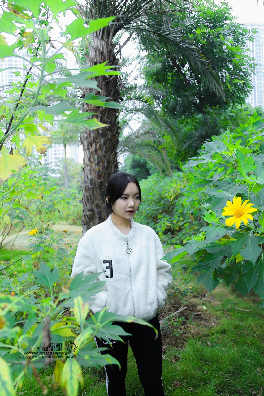 20P La superbe mannequin vietnamienne Jessica Nguyen pose dans sa tenue sexy dans la nature.