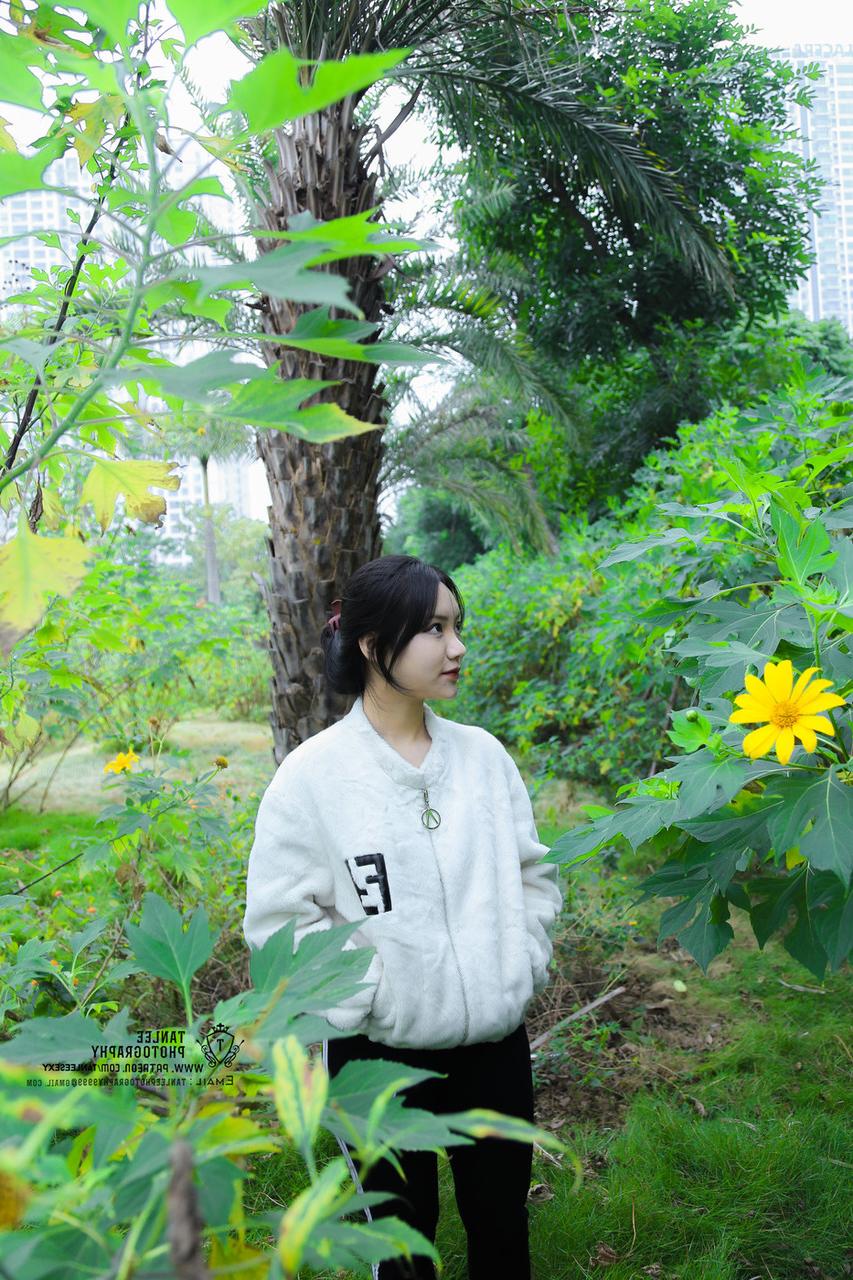 20P La superbe mannequin vietnamienne Jessica Nguyen pose dans sa tenue sexy dans la nature.