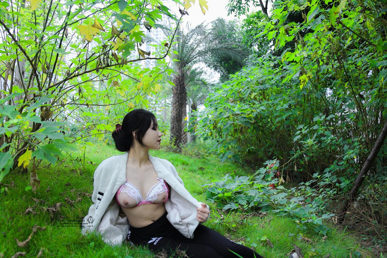 20P La superbe mannequin vietnamienne Jessica Nguyen pose dans sa tenue sexy dans la nature.