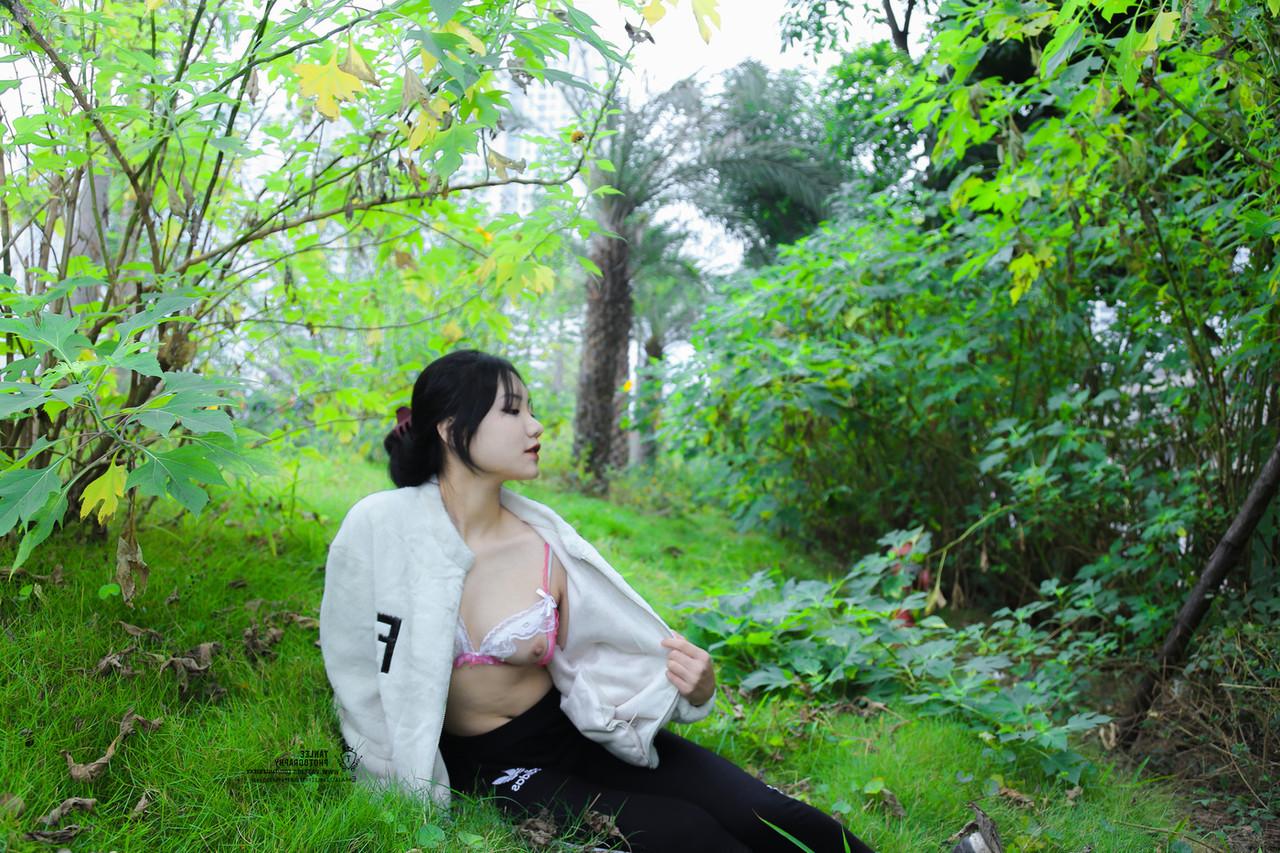 20P La superbe mannequin vietnamienne Jessica Nguyen pose dans sa tenue sexy dans la nature.