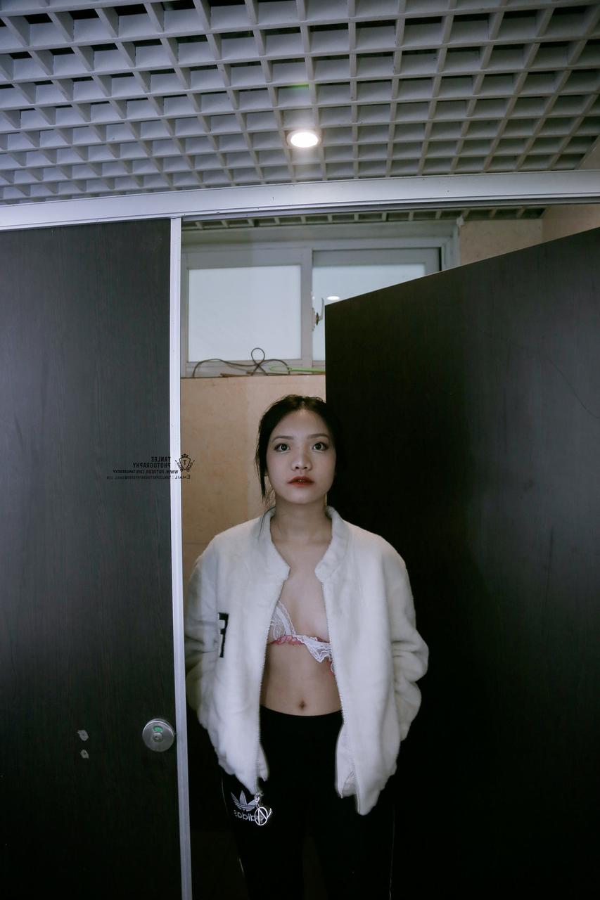 20P La superbe mannequin vietnamienne Jessica Nguyen pose dans sa tenue sexy dans la nature.