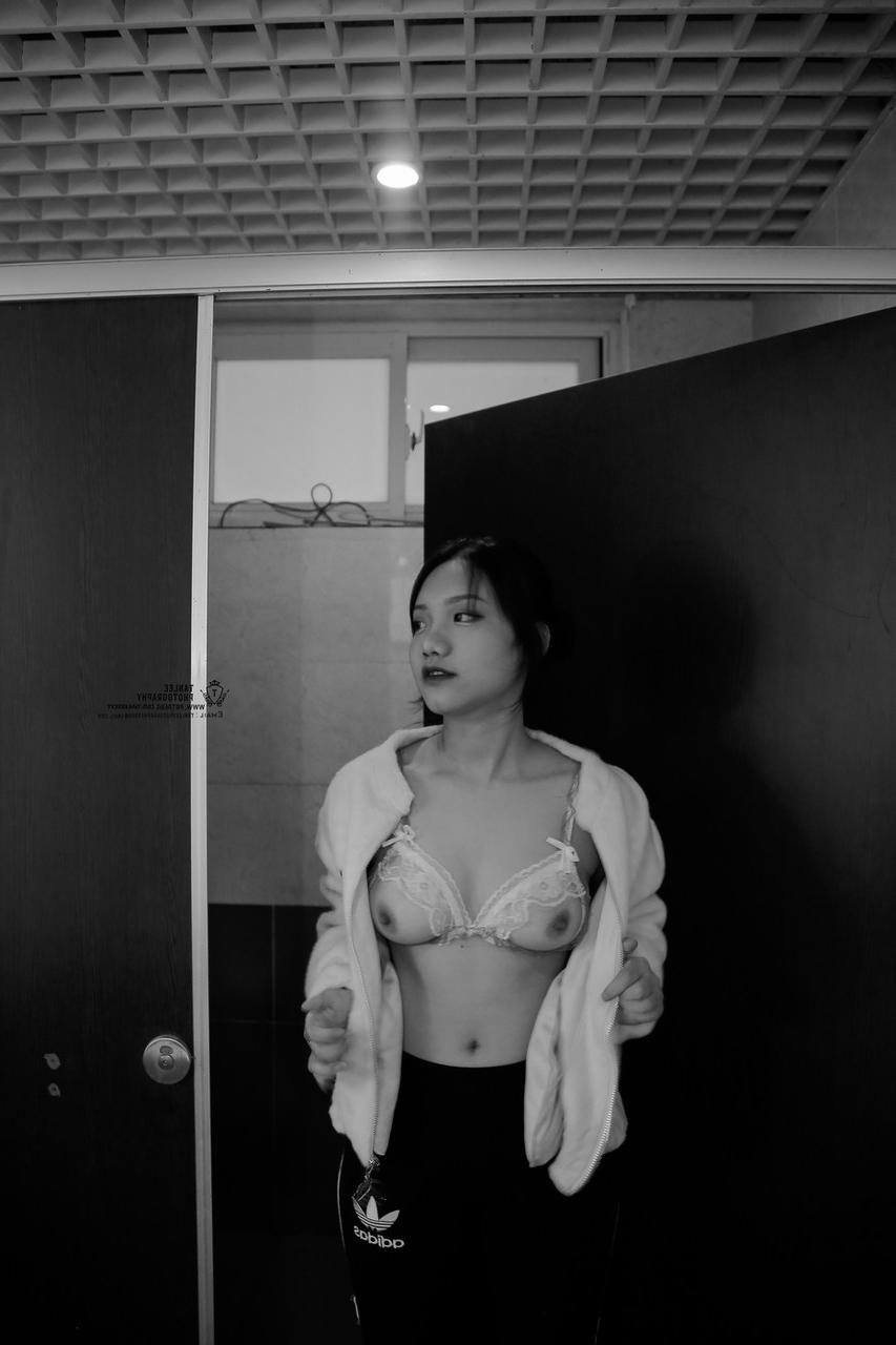 20P La superbe mannequin vietnamienne Jessica Nguyen pose dans sa tenue sexy dans la nature.