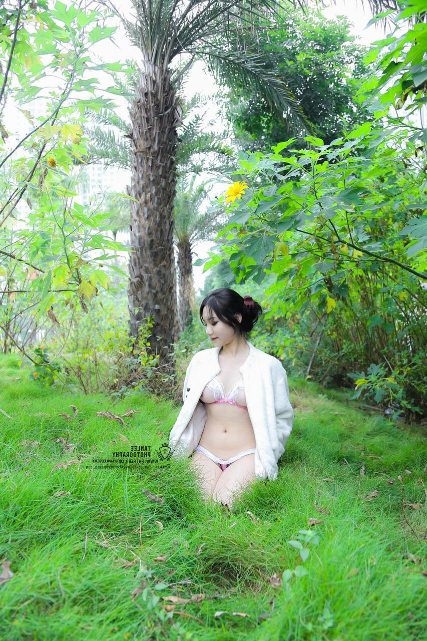 20P La superbe mannequin vietnamienne Jessica Nguyen pose dans sa tenue sexy dans la nature.