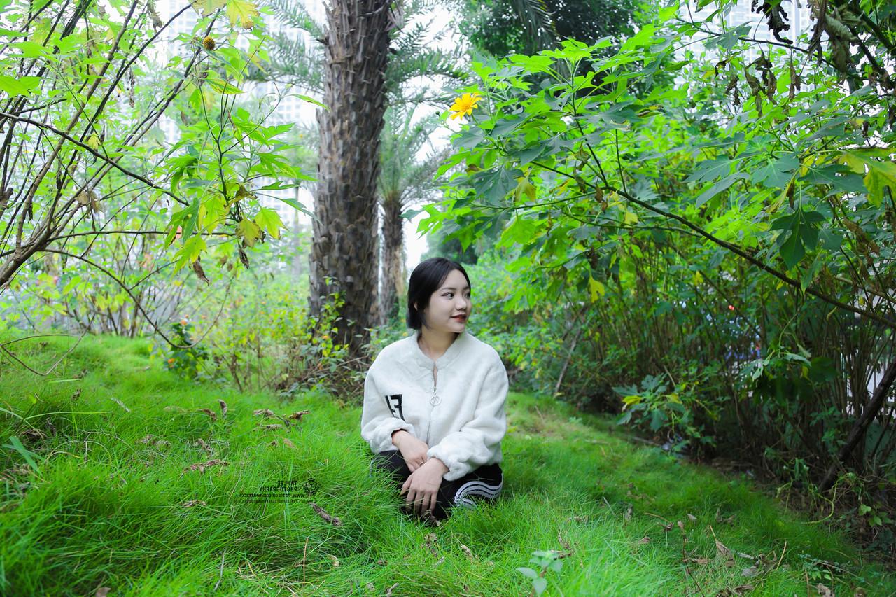 20P La superbe mannequin vietnamienne Jessica Nguyen pose dans sa tenue sexy dans la nature.