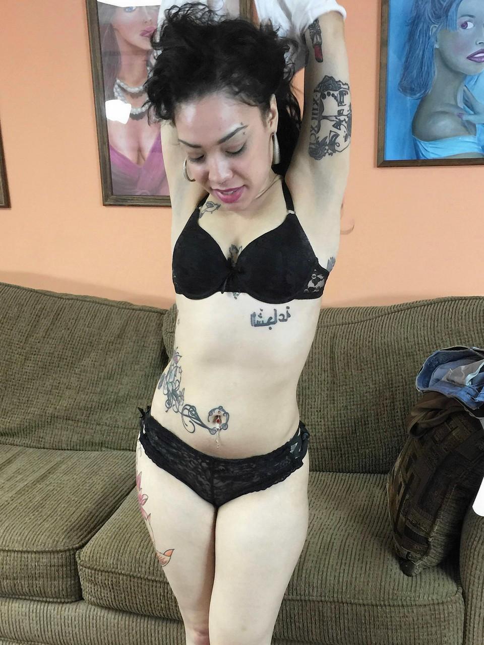 20P A morena sexy Brooklyn Love fica nua e faz um boquete POV