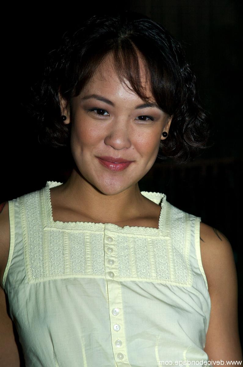 14P A gostosa chinesa Jandi Lin posa com sua roupa sexy na masmorra