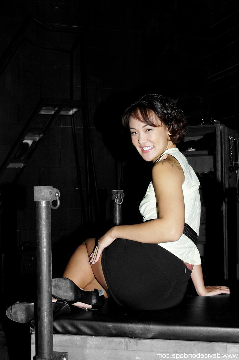14P A gostosa chinesa Jandi Lin posa com sua roupa sexy na masmorra