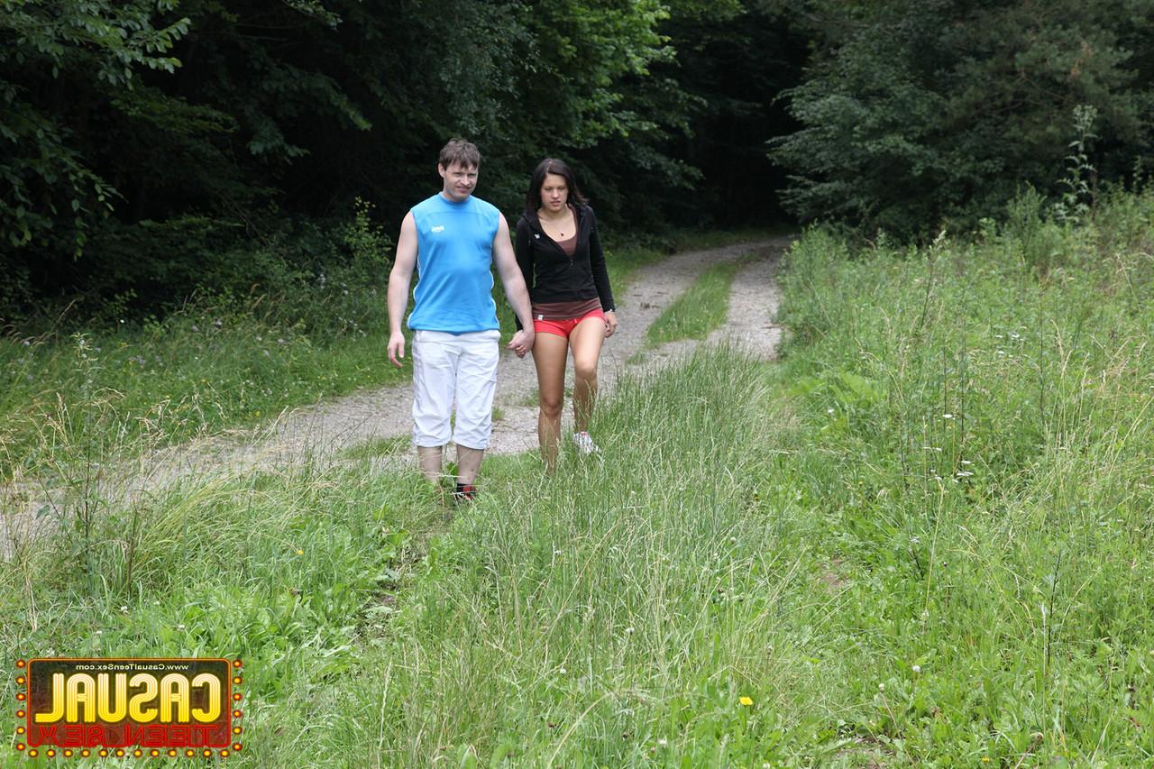 20P Das süße Mädchen mit den schwarzen Haaren Viola reitet einen Schwanz, nachdem sie draußen einen Blowjob gegeben hat