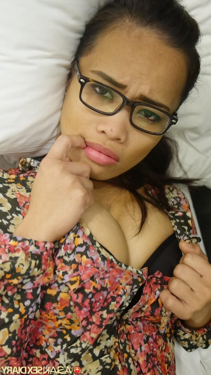 20P Mamá amateur Love aprieta sus grandes tetas antes de que le follen el coño asiático