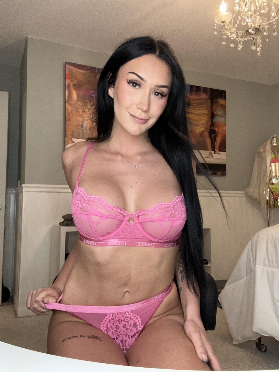 12P La hermosa transexual Bella Joie muestra su gran culo mientras se burla en lencería sexy