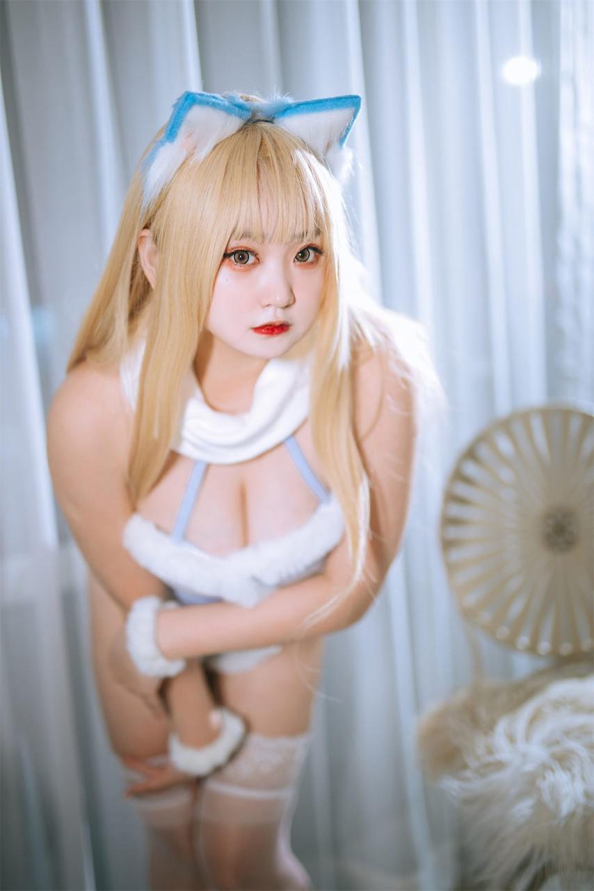 10P A beleza asiática loira sexy exibe seus pés e sua bunda grande e gostosa em uma cama