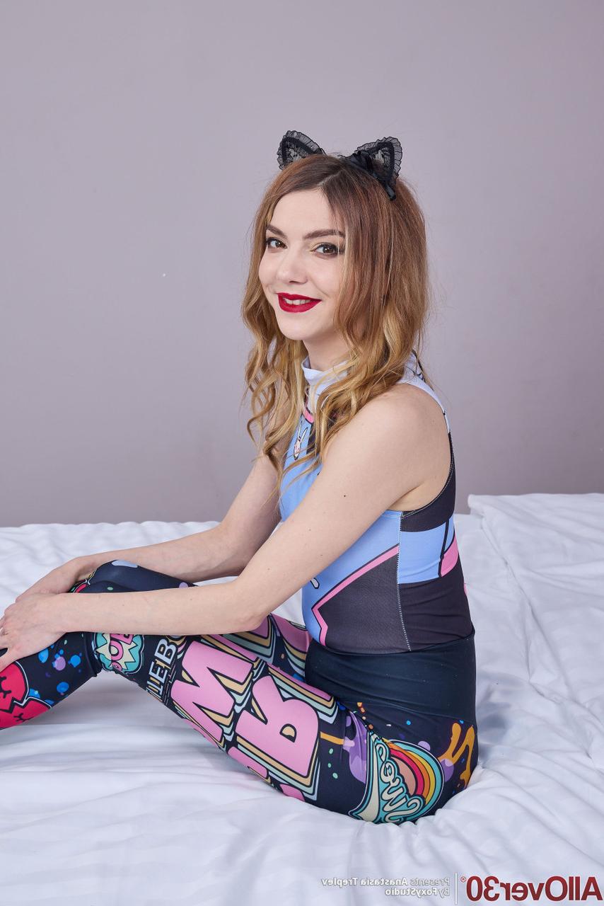 16P A linda senhora Anastasia Treplev, com mais de 30 anos, abre sua buceta depois de ficar nua