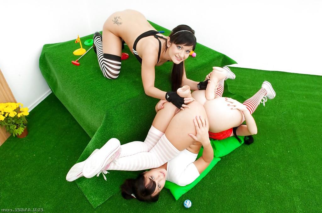 16P Une lesbienne ludique qui fait plaisir aux trous anaux de ses amis avec divers jouets sexuels