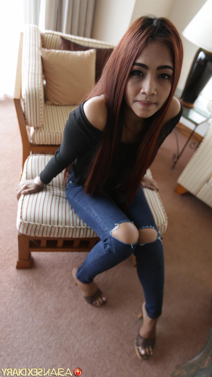 20P Das hübsche asiatische Babe Bell zeigt ihren zierlichen nackten Körper, bevor es POV-Sex hat
