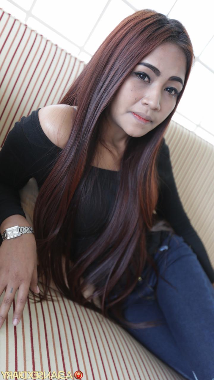 20P Das hübsche asiatische Babe Bell zeigt ihren zierlichen nackten Körper, bevor es POV-Sex hat