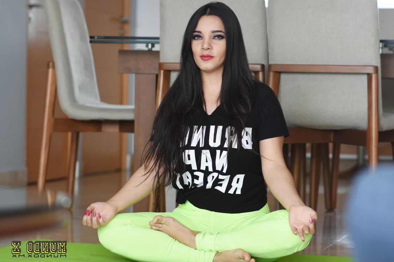 16P Une brune montre ses gros seins tout en faisant l'amour avec un superbe coach de yoga.
