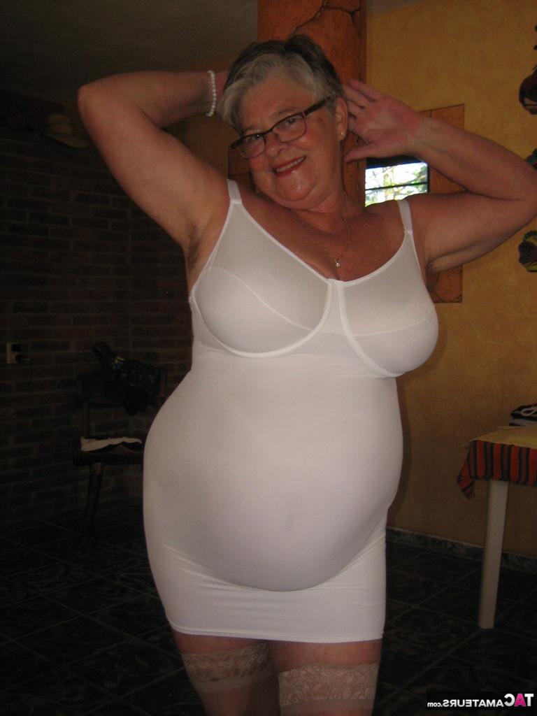 20P La abuela gorda Girdle Goddess sostiene sus tetas caídas en sus manos junto a un pilar