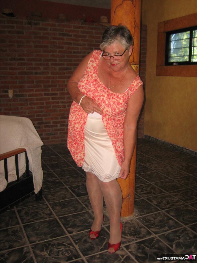 20P La abuela gorda Girdle Goddess sostiene sus tetas caídas en sus manos junto a un pilar