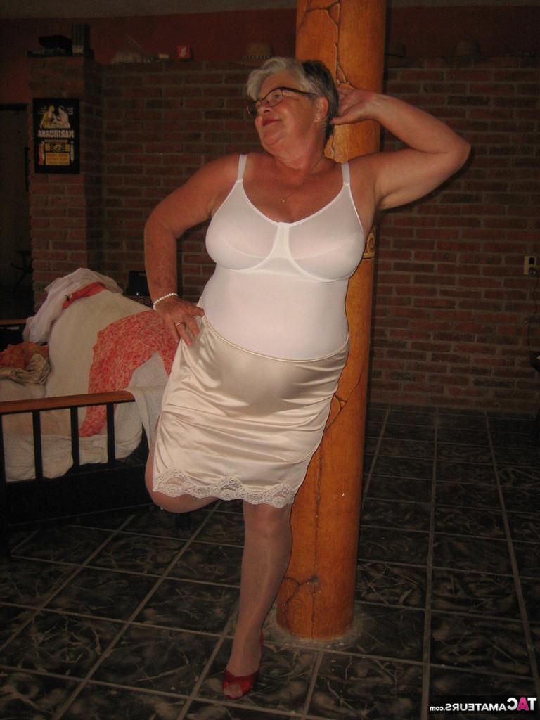 20P La abuela gorda Girdle Goddess sostiene sus tetas caídas en sus manos junto a un pilar