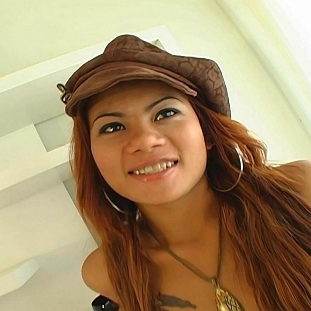 16P Pun, une asiatique rousse, reçoit une somme d'argent après une baise en POV