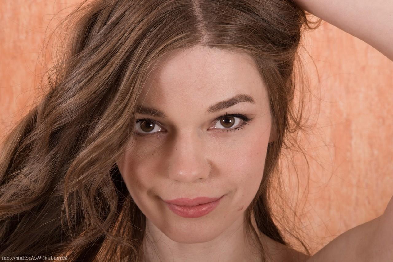 16P Petite adolescente expose fièrement sa chatte entièrement naturelle