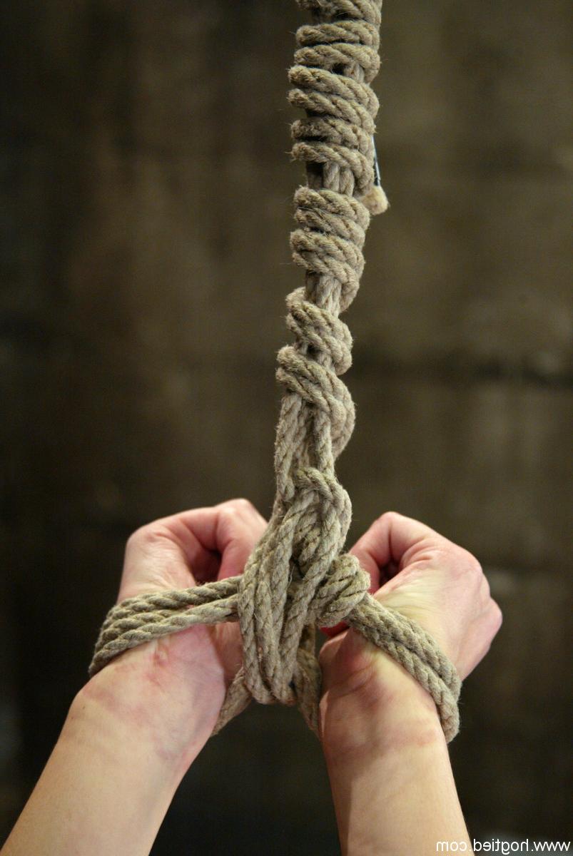 20P Im Hogtie gefesselte Lola, Sgt Major