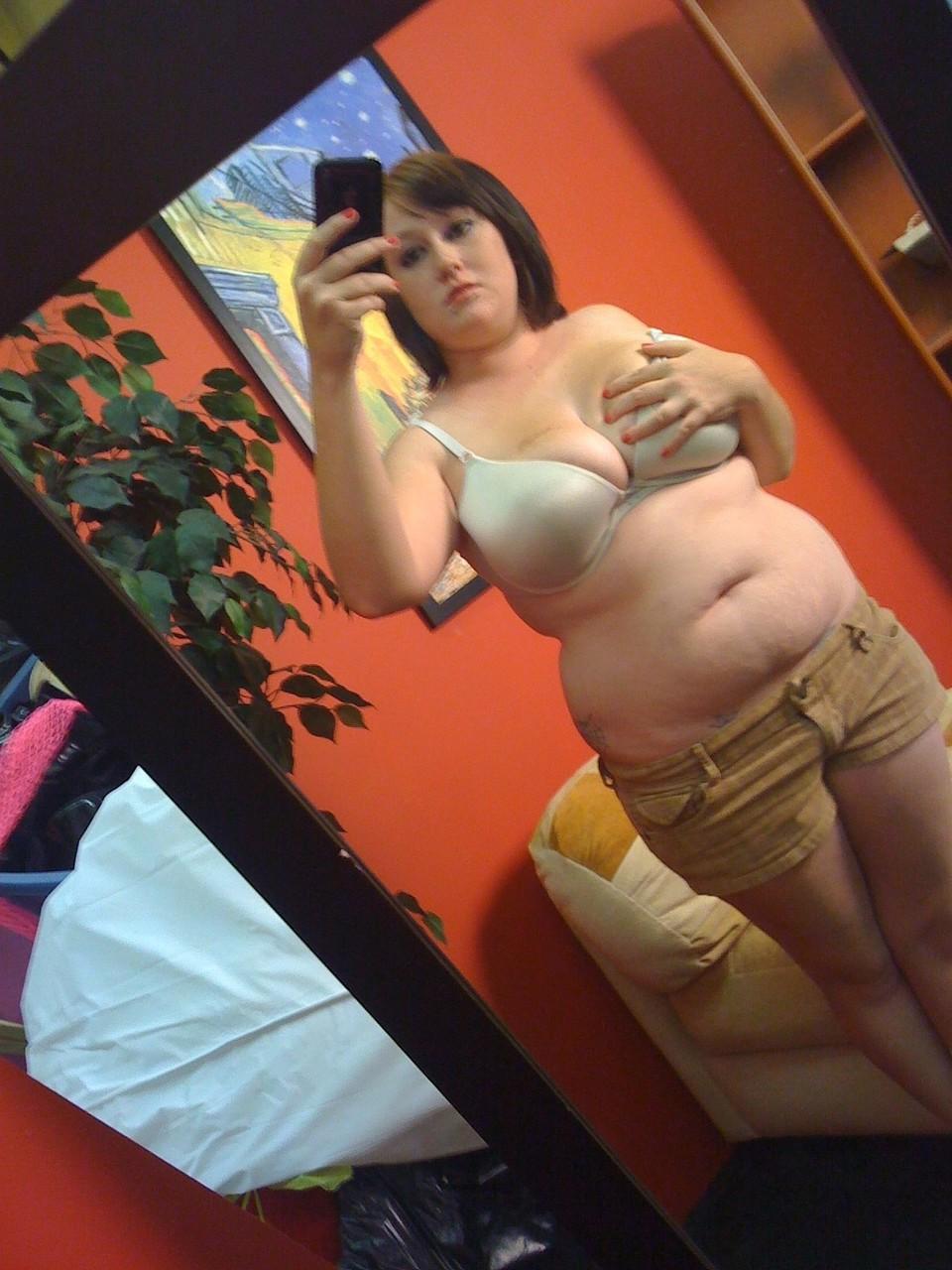 20P A adolescente gordinha amadora Jessica Claire mostra seus peitos grandes e posa no espelho