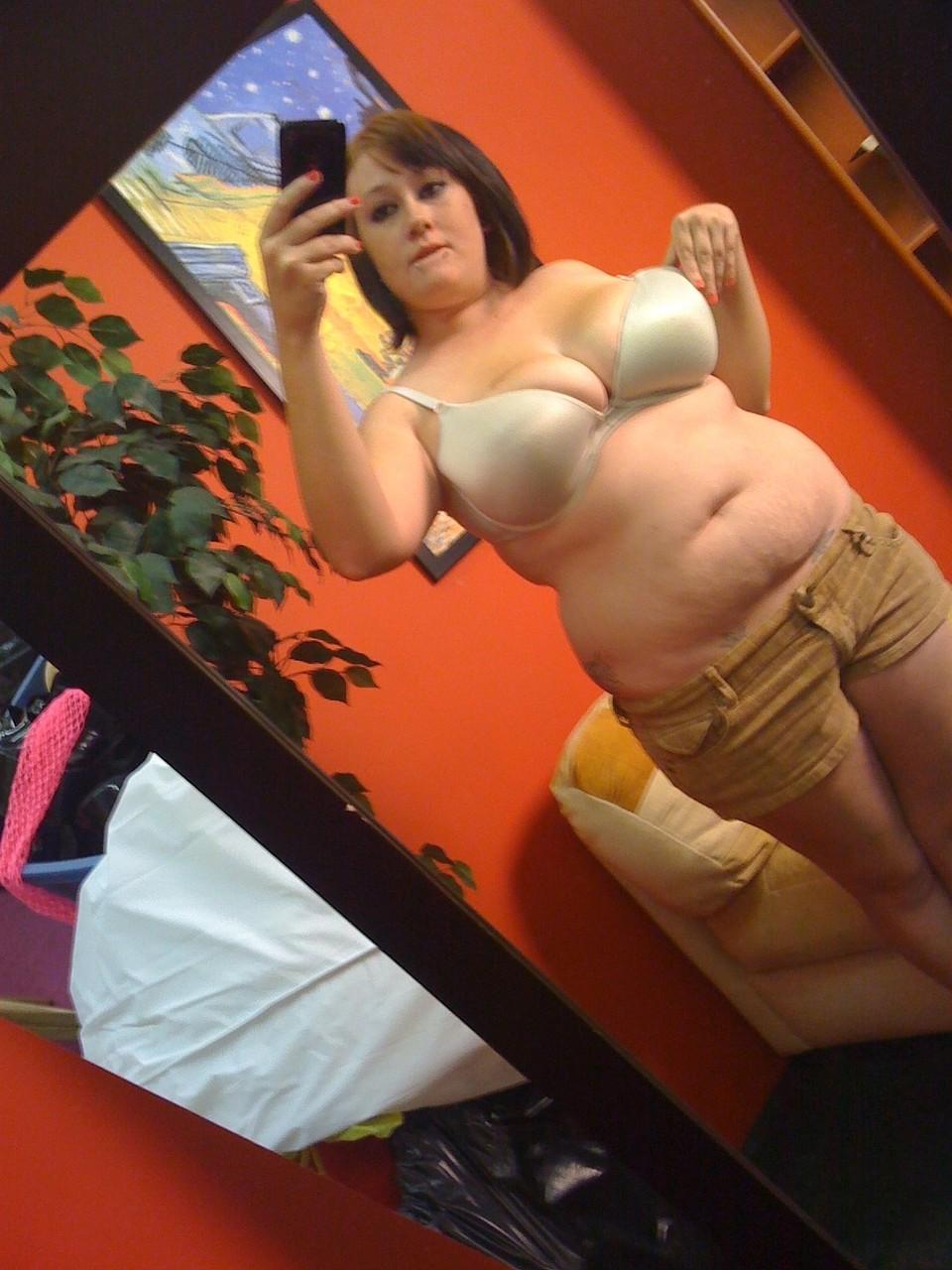 20P A adolescente gordinha amadora Jessica Claire mostra seus peitos grandes e posa no espelho