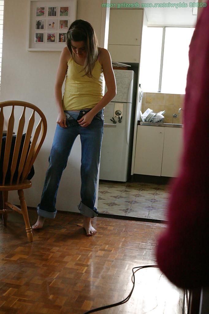 16P Kobe, une petite adolescente, remonte la culotte d'une jeune fille sur son joli cul.