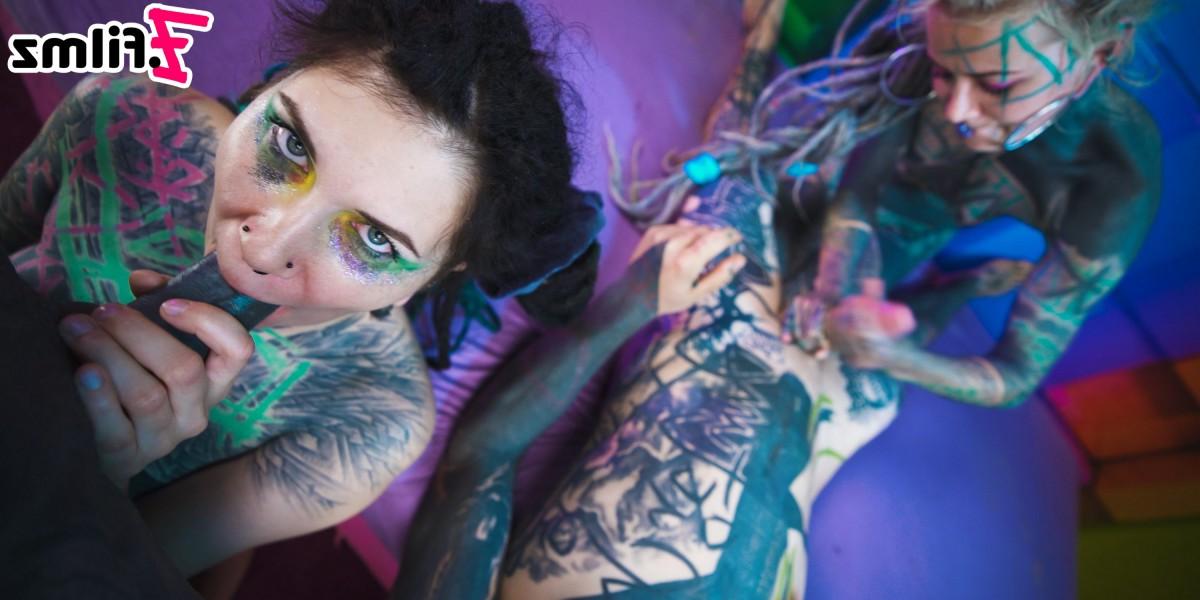 20P Las chicas muy tatuadas Illuz y Anuskatzz tienen sexo en cuarteto