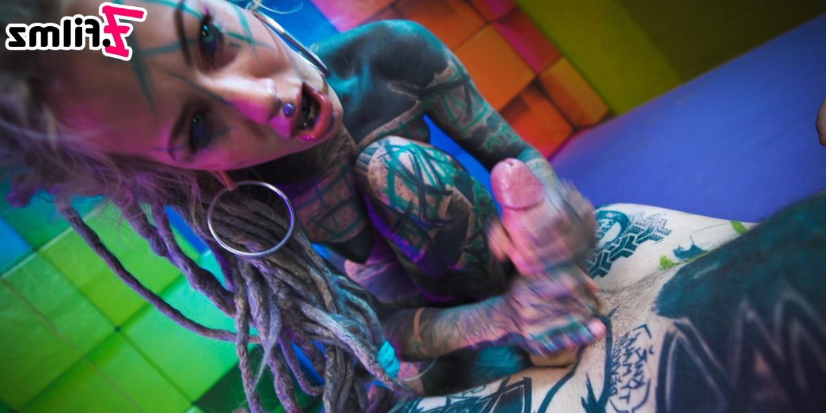20P Las chicas muy tatuadas Illuz y Anuskatzz tienen sexo en cuarteto