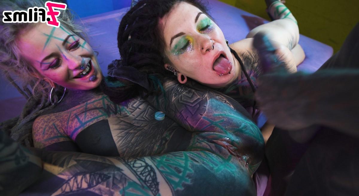 20P Las chicas muy tatuadas Illuz y Anuskatzz tienen sexo en cuarteto