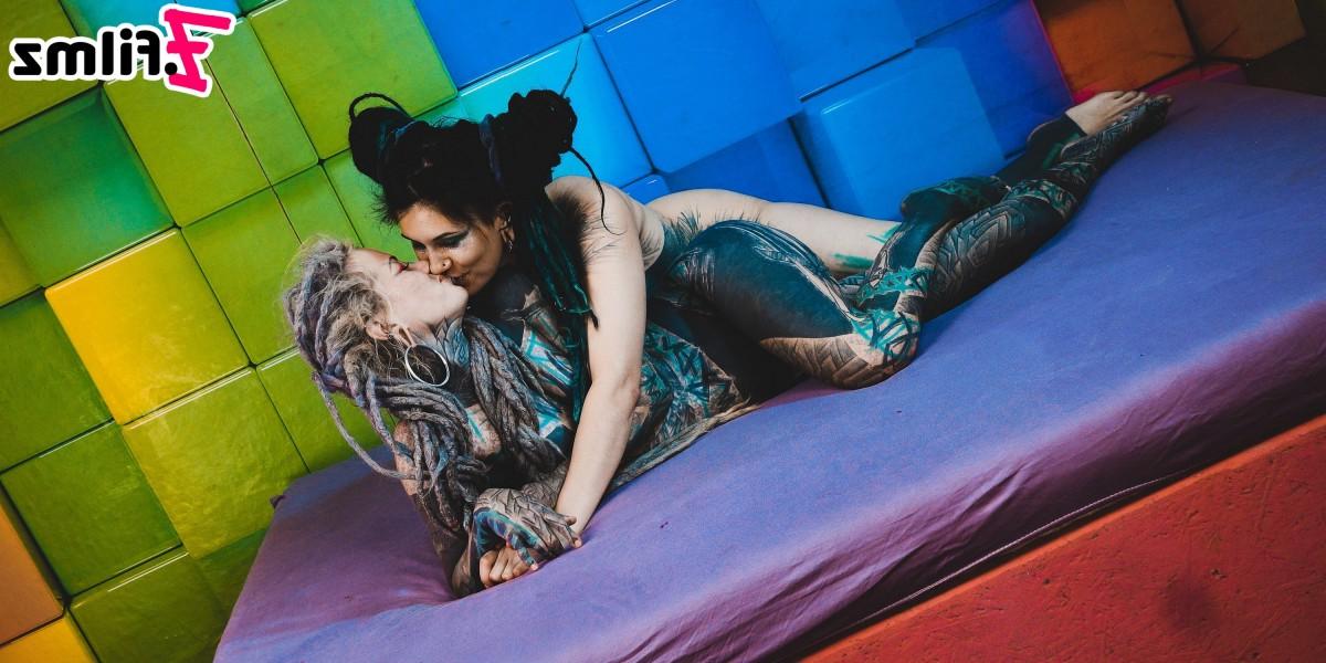 20P Las chicas muy tatuadas Illuz y Anuskatzz tienen sexo en cuarteto