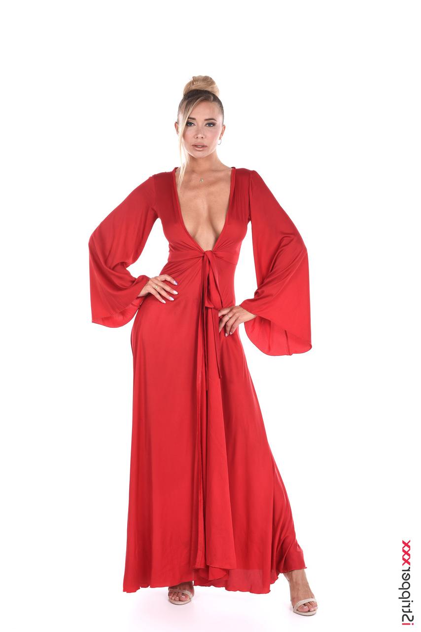 15P Mulher gostosa Verena Maxima dedilha sua buceta e cu depois de tirar um vestido